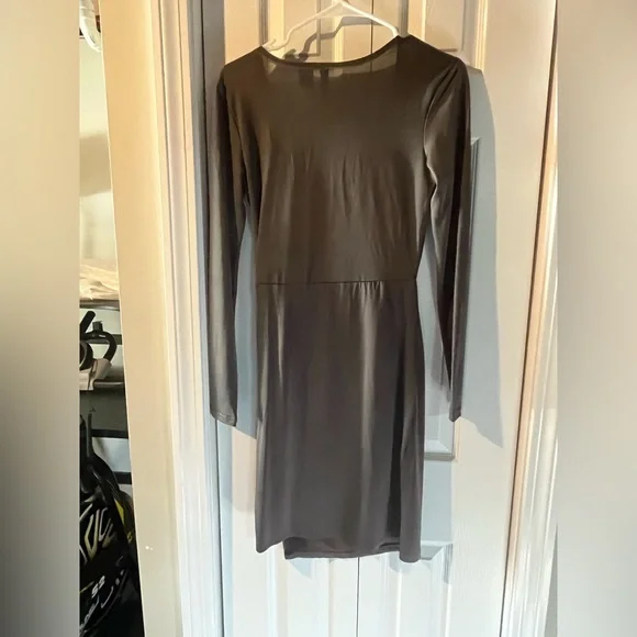 Next question brand dress v neck size Small gray - Picture 5 of 8